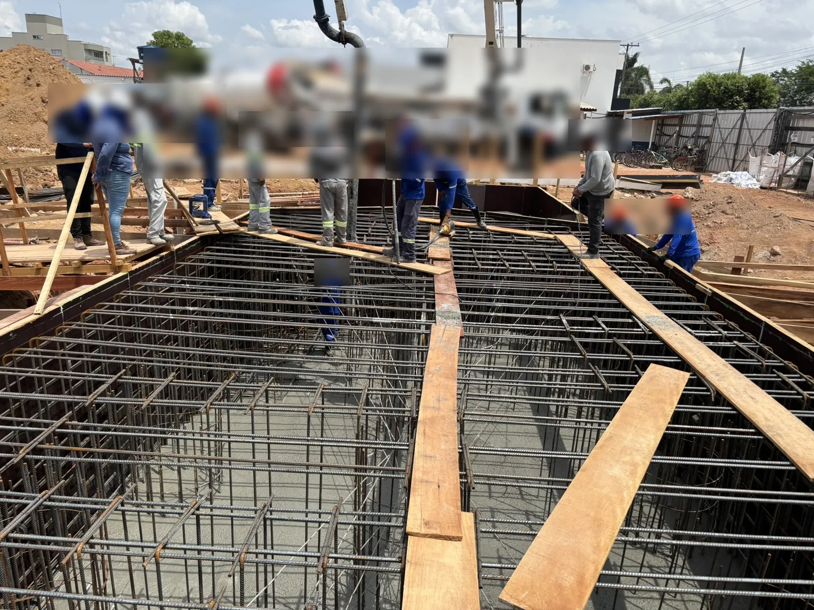 Concretagem de bloco de fundação no Edifício Raízes