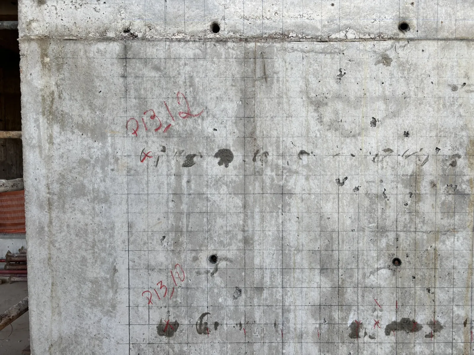 Inspeção de elemento de concreto com malha de pontos marcada